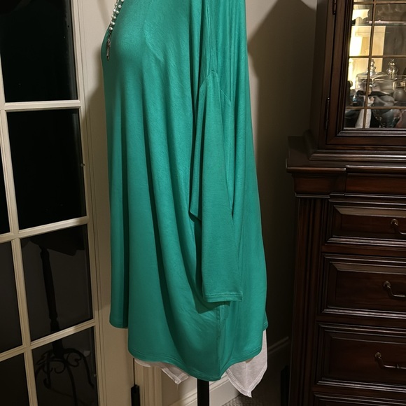 Emerald / Kelly green loose fit tunic top - Medium - runs large - so easy & soft - Picture 3 of 6